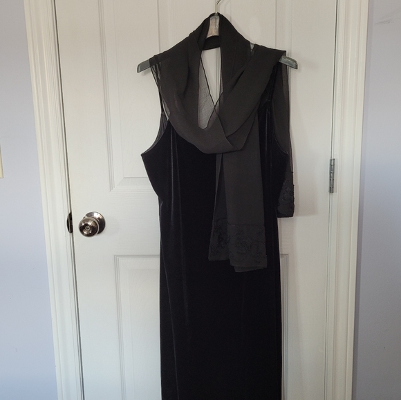 Floor Length Black Velvet Evening Gown - Picture 4 of 7
